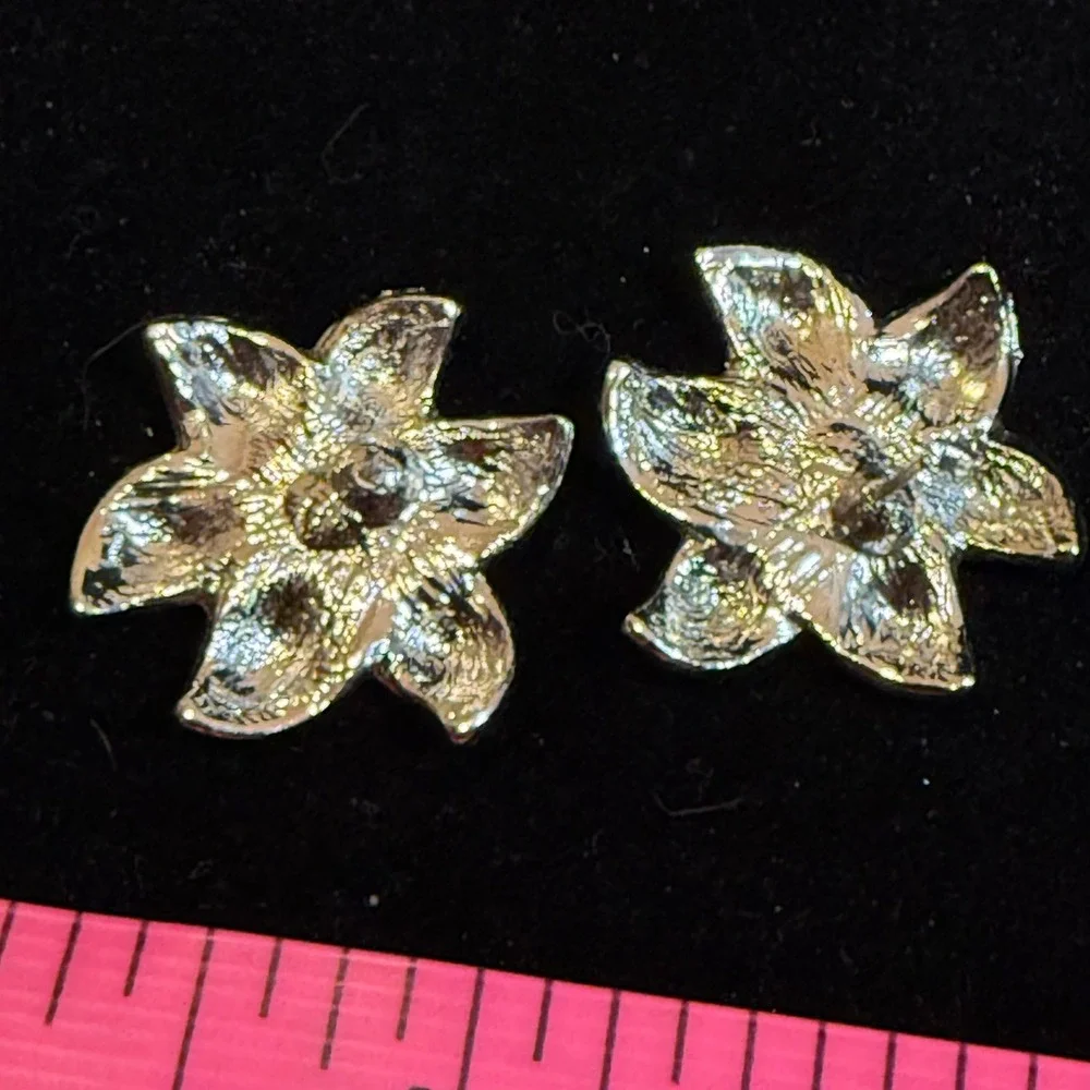 Vintage Style Enamel Flower Stud Earrings Yellow Orange Floral Silver Tone 1